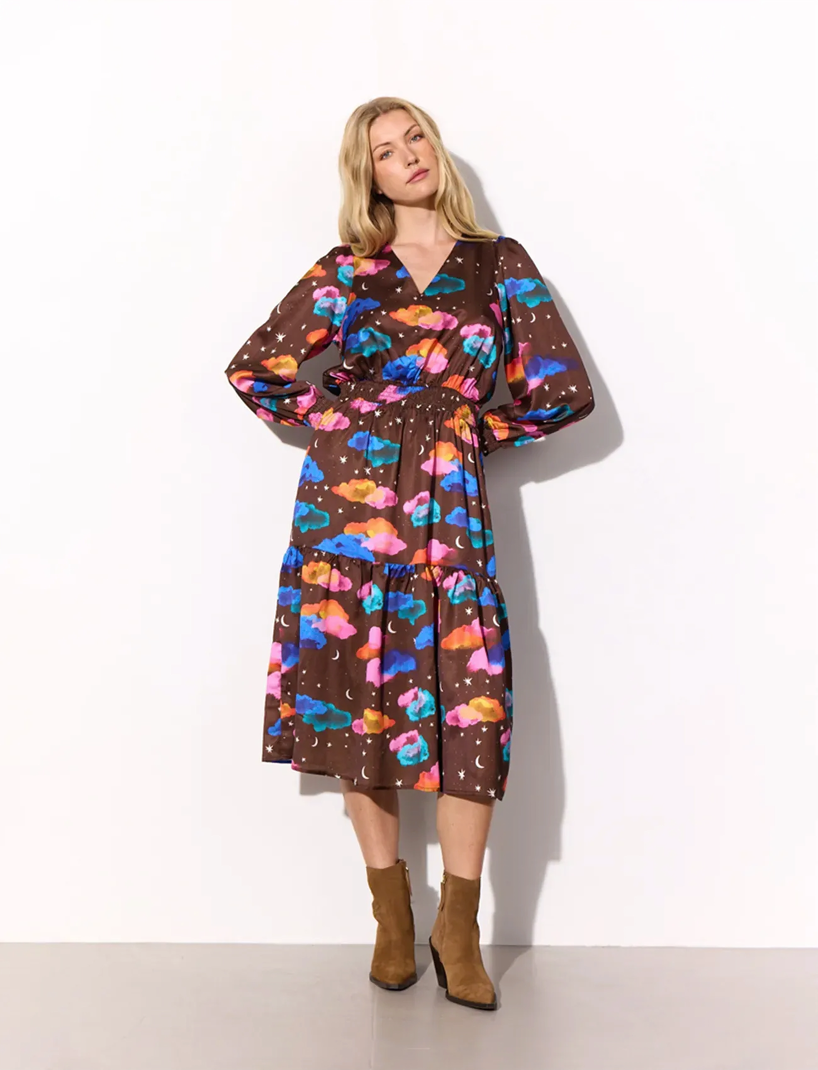 Hunkøn - Sonja Dress - midi garuma kleitas - cocoa sky art print - 3