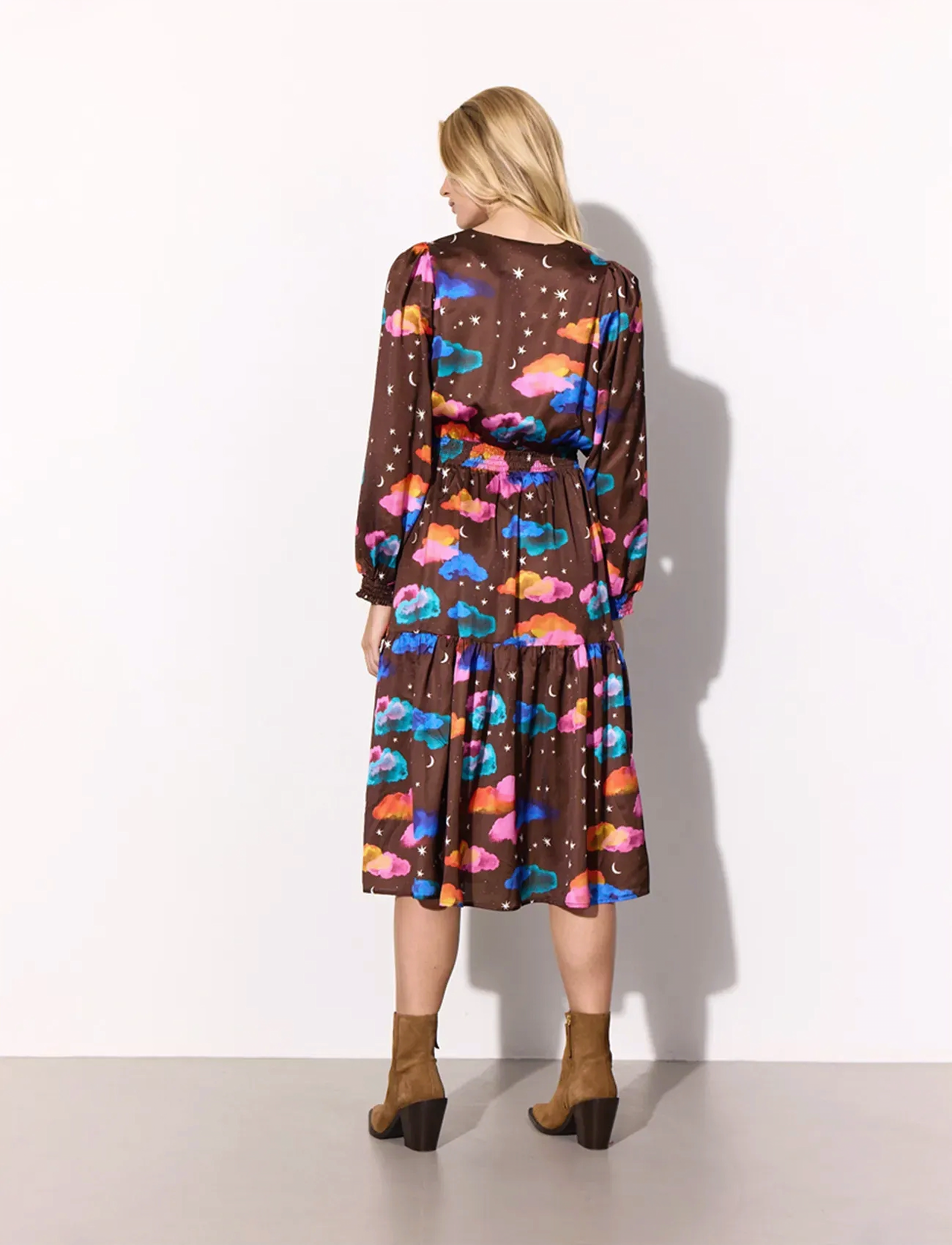 Hunkøn - Sonja Dress - midi garuma kleitas - cocoa sky art print - 4