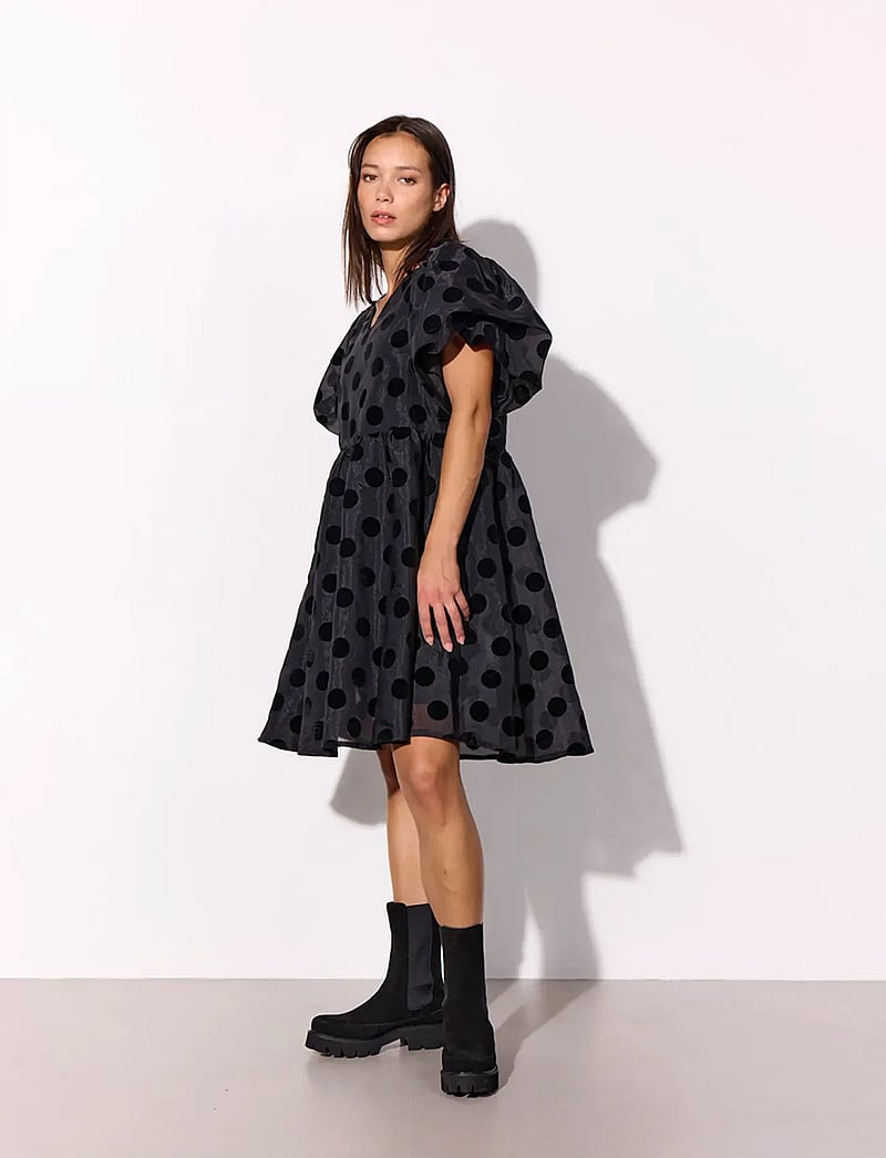 Hunkøn - Bobby Dress - midiklänningar - black w/dots - 4