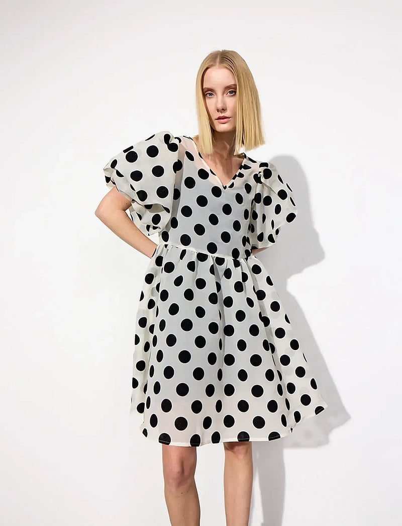 Hunkøn - Bobby Dress - midiklänningar - white w/ dots - 0