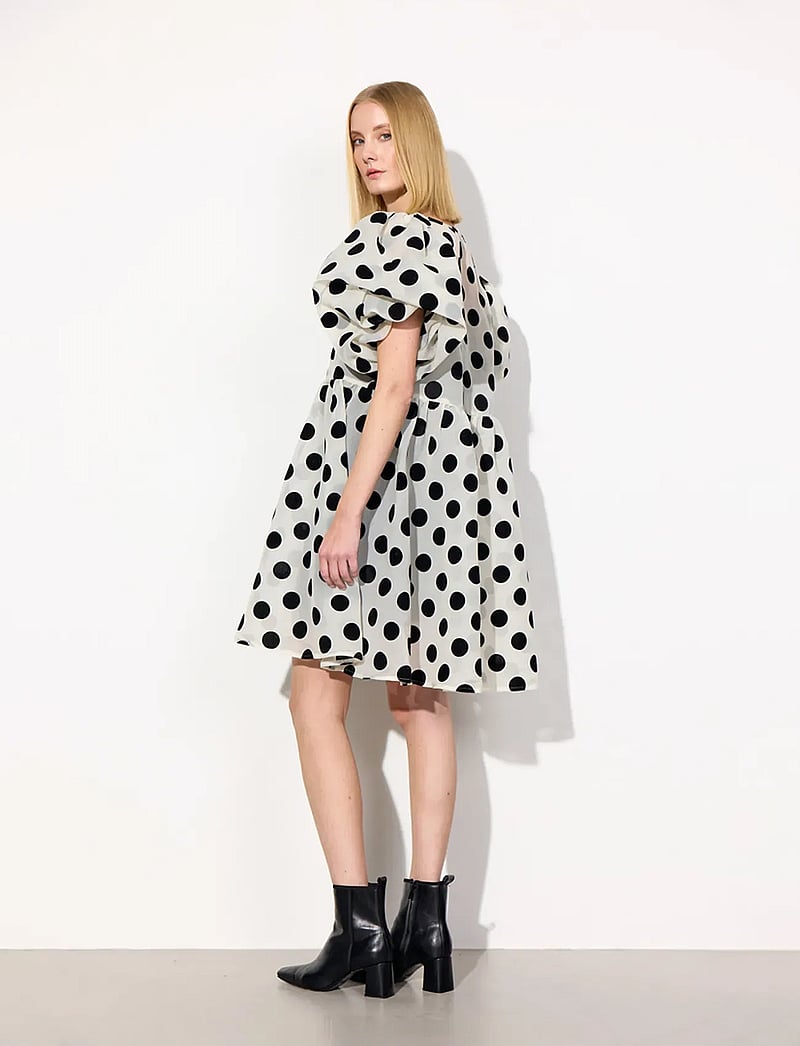 Hunkøn - Bobby Dress - midiklänningar - white w/ dots - 5