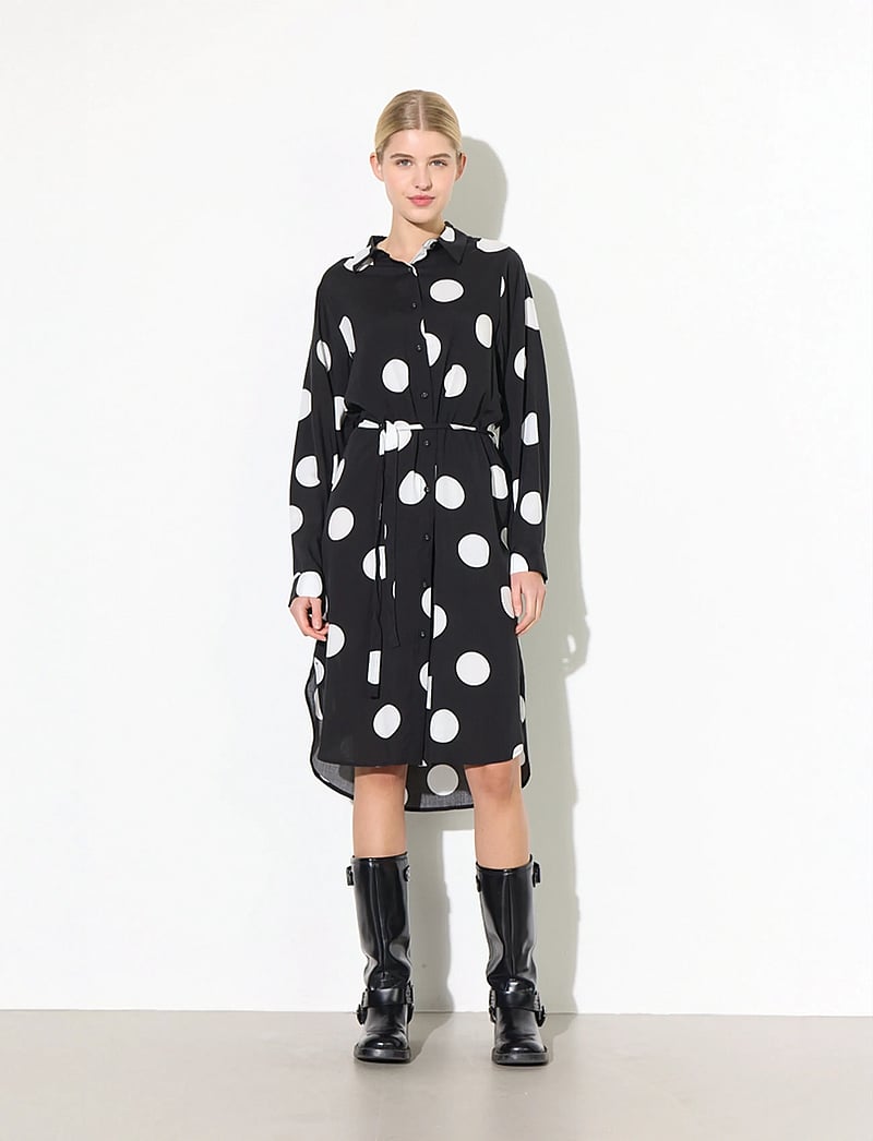 Hunkøn - Vicky Shirtdress - marškinių tipo suknelės - big dots - 0
