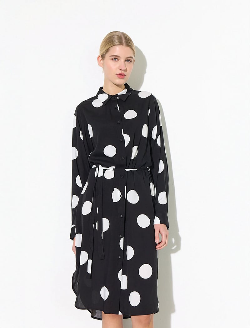 Hunkøn - Vicky Shirtdress - marškinių tipo suknelės - big dots - 2