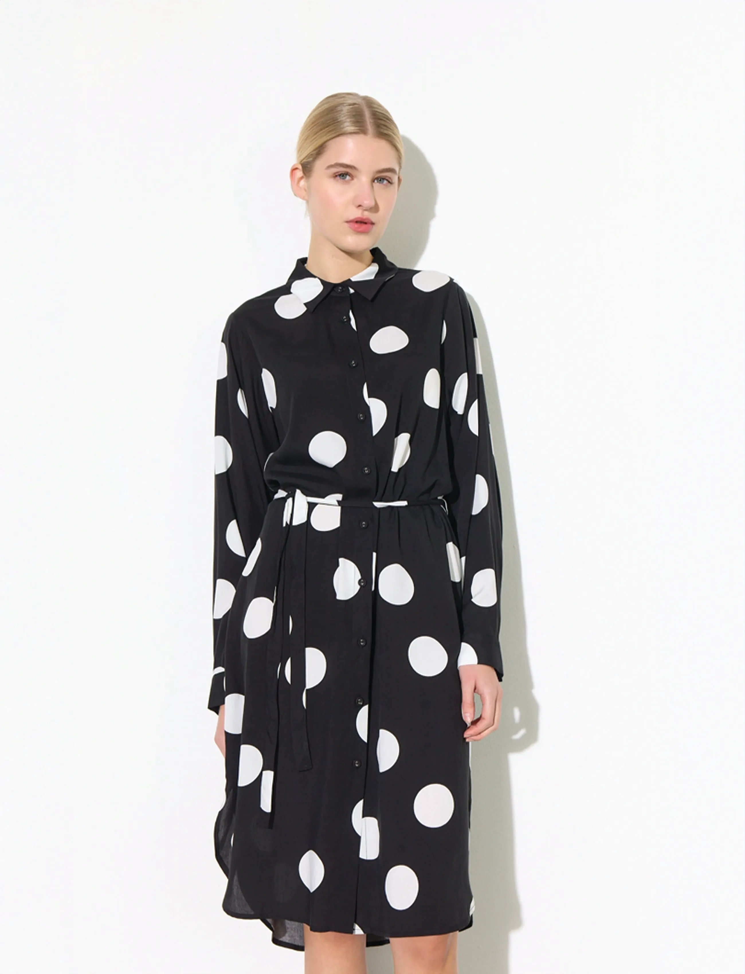 Hunkøn - Vicky Shirtdress - midimekot - big dots - 2