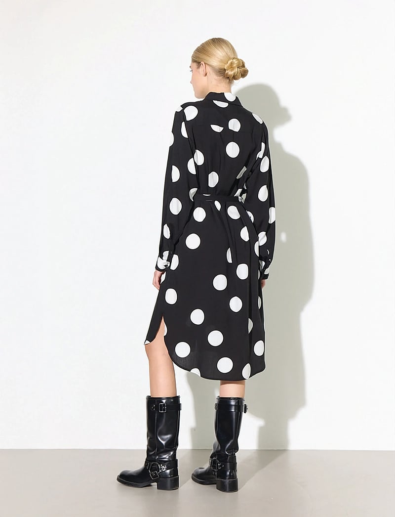Hunkøn - Vicky Shirtdress - marškinių tipo suknelės - big dots - 3