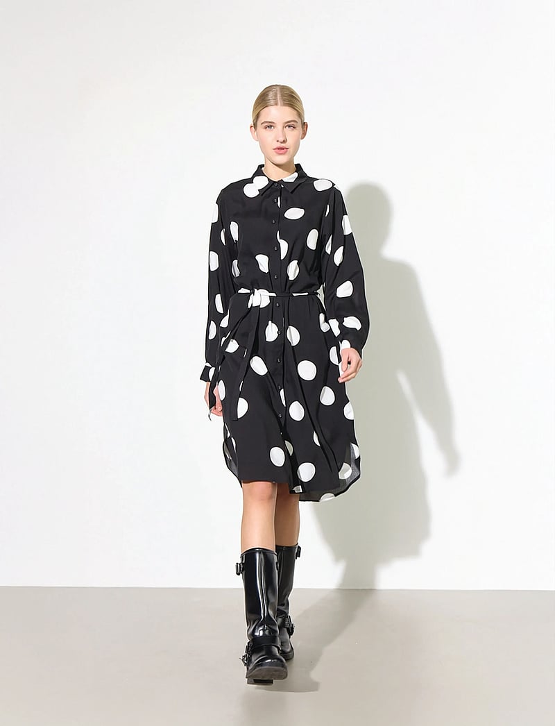 Hunkøn - Vicky Shirtdress - marškinių tipo suknelės - big dots - 4