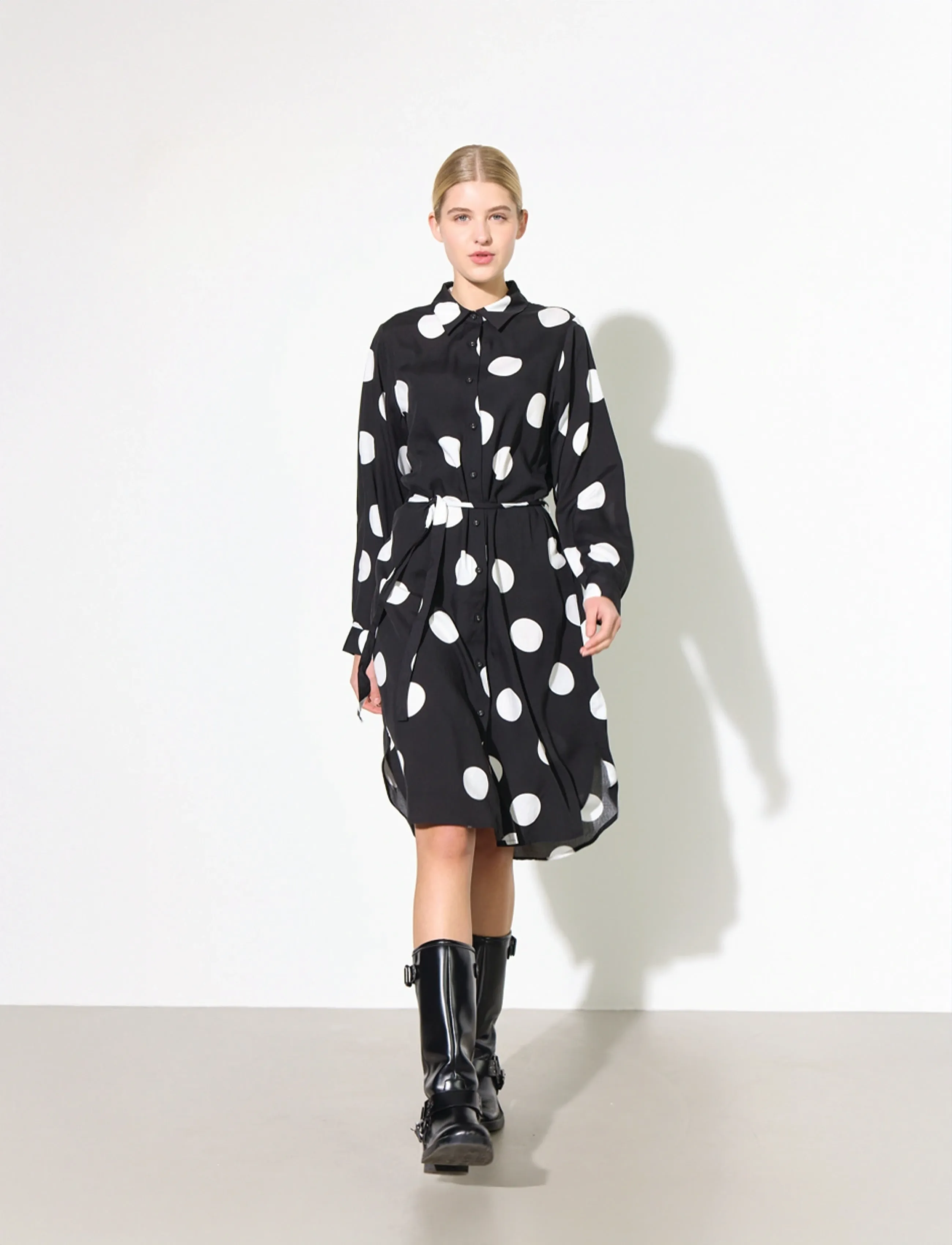 Hunkøn - Vicky Shirtdress - midimekot - big dots - 4