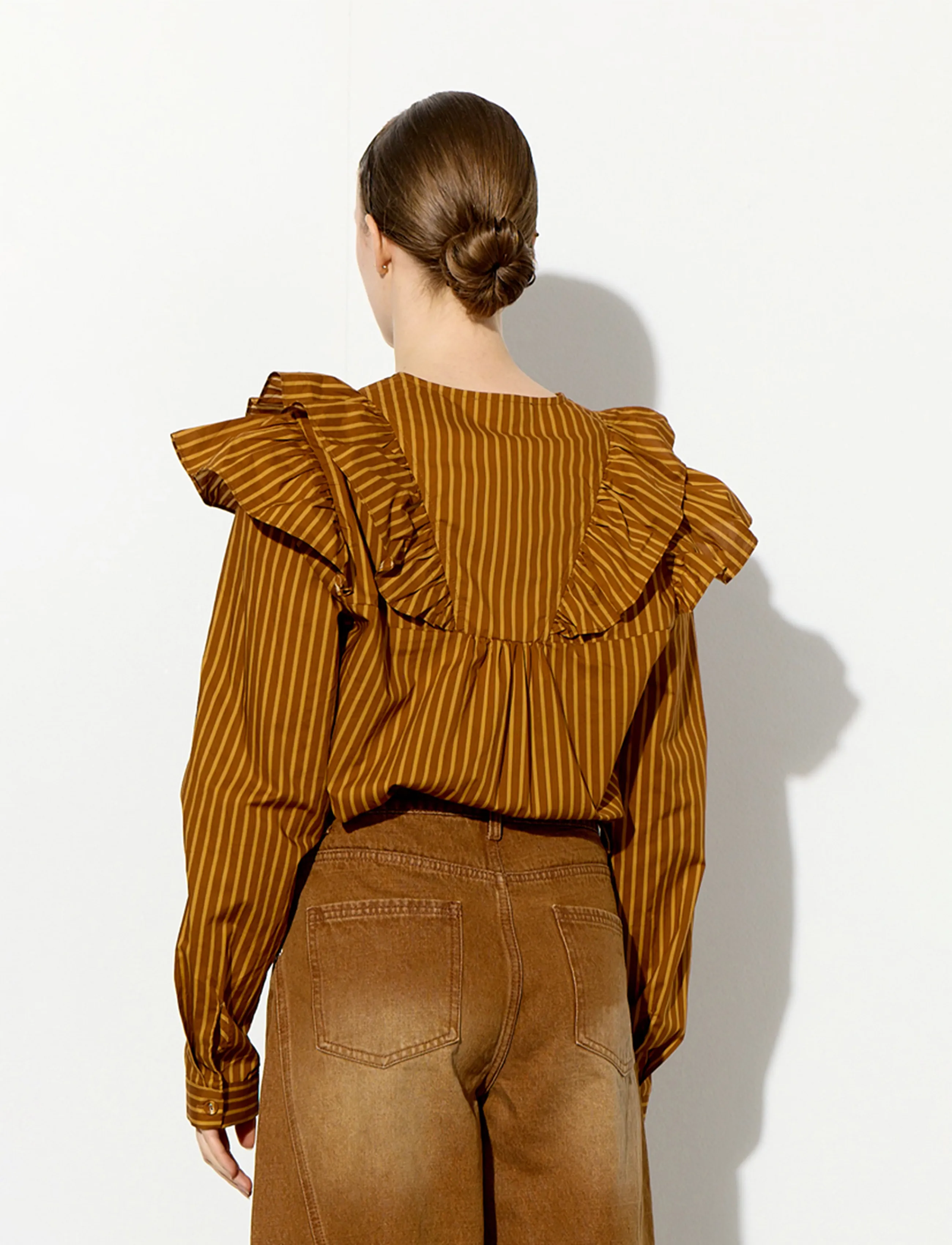Hunkøn - Lucinda Ruffle Shirt - long-sleeved shirts - caramel striped - 3