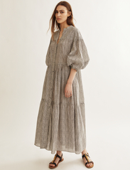 HUNKYDORY - Fawn Dress - odzież imprezowa w cenach outletowych - frosty chalk aop - 2