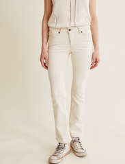 HUNKYDORY - Max Flared Cropped Denim - utsvängda jeans - off-white - 2