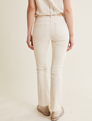 HUNKYDORY - Max Flared Cropped Denim - utsvängda jeans - off-white - 3