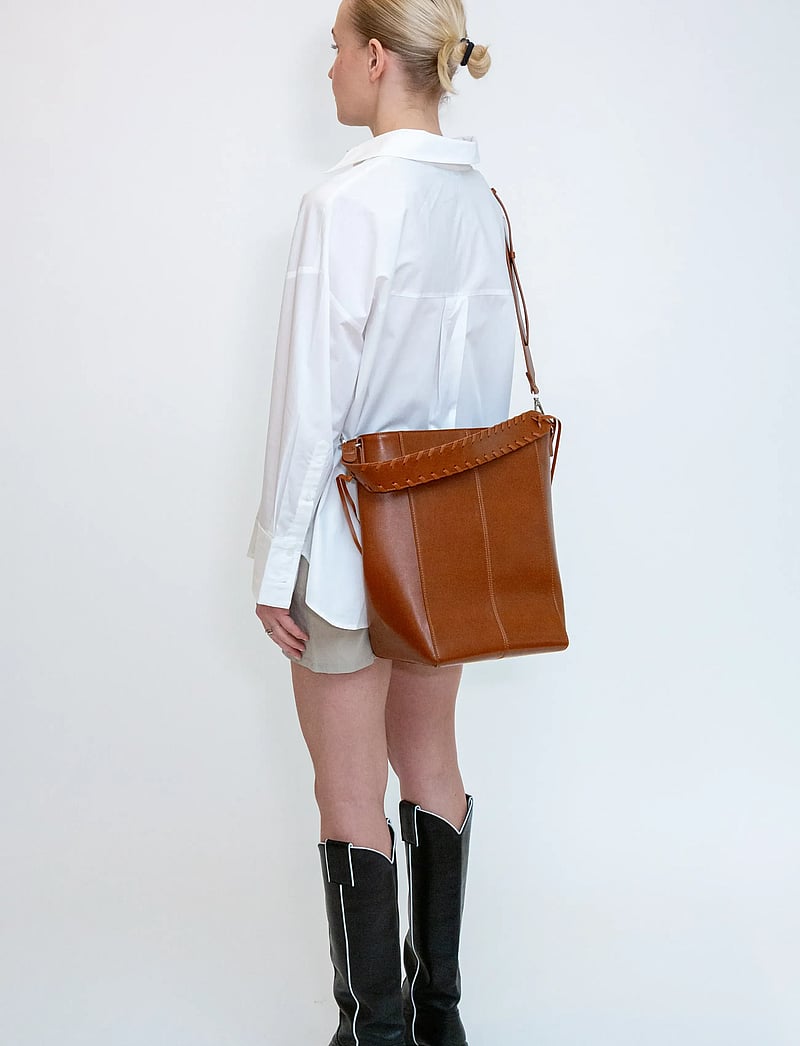 HVISK - CASSET GLOSSY STRUCTURE - bucket bags - brown amber - 5
