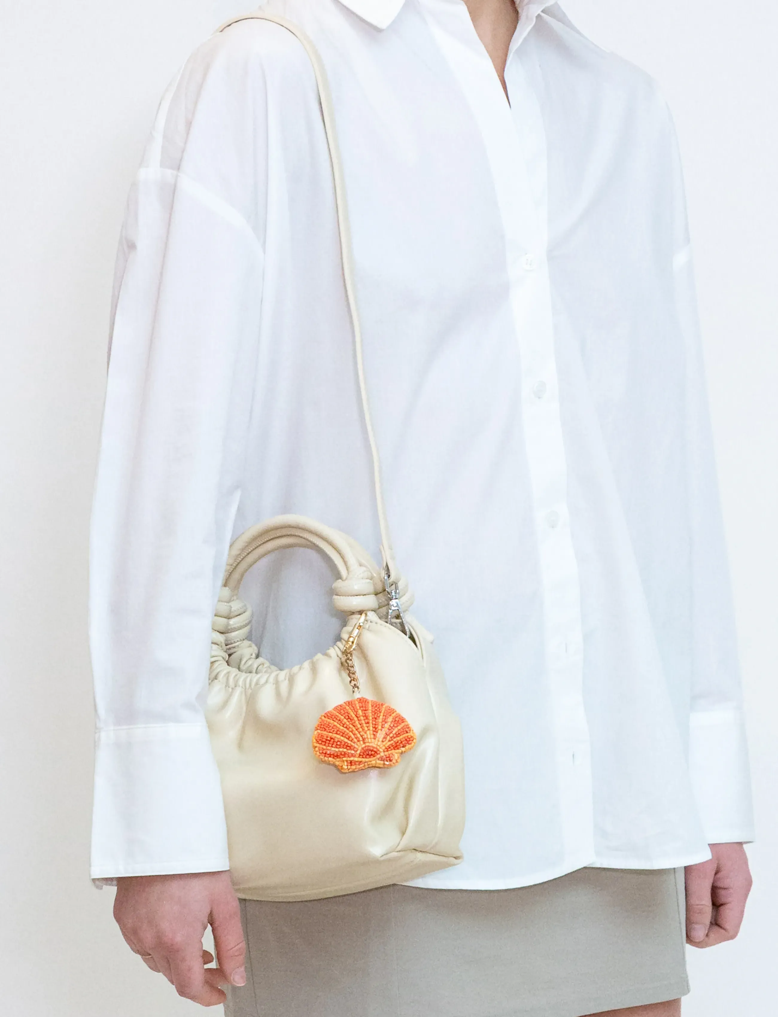 HVISK - SHELL CHARM BEADED - võtmehoidjad ja kotiripatsid - clementine - 3