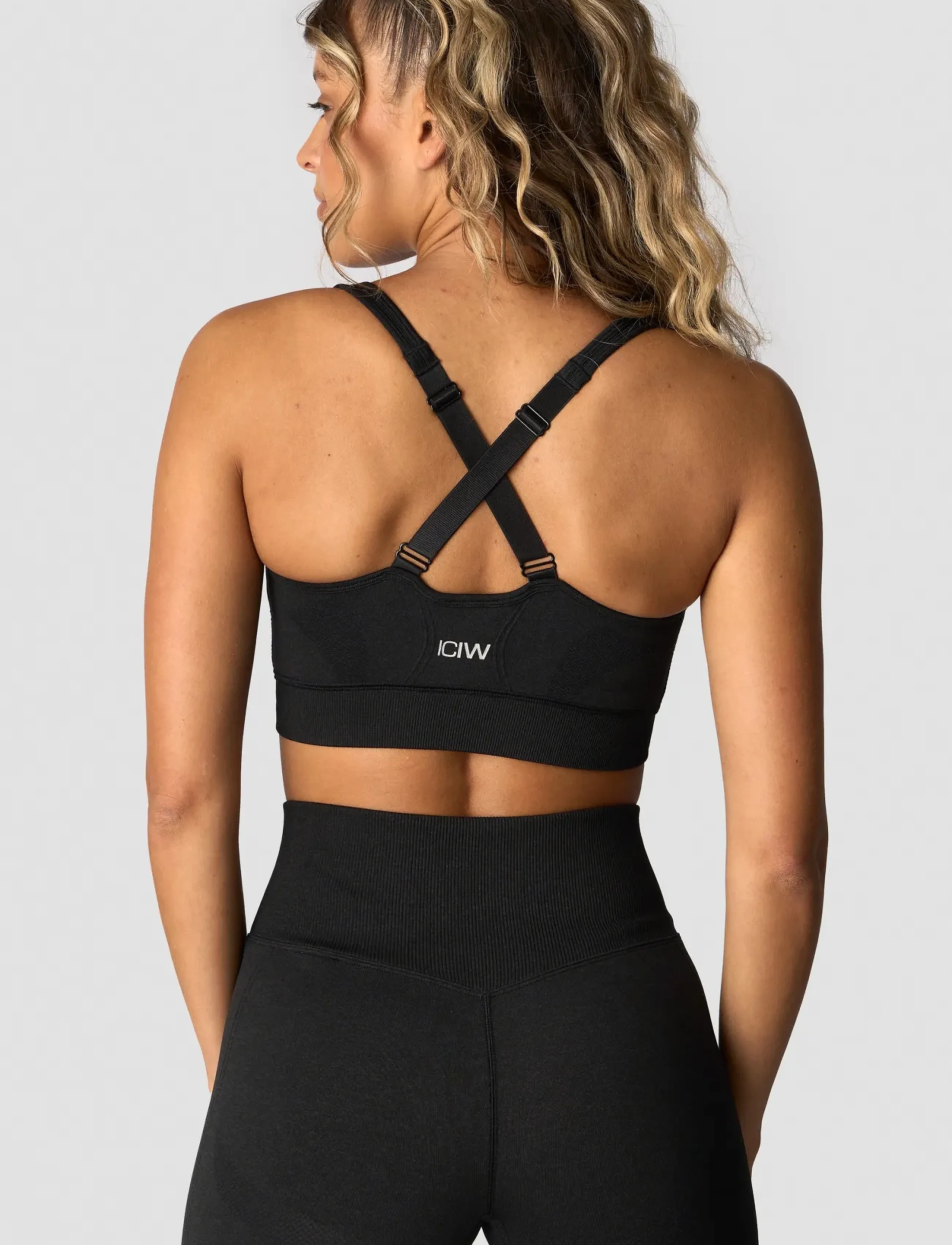 ICANIWILL - Soft Seamless Adjustable Sports Bra - sports bh'er: lav støtte - black - 4