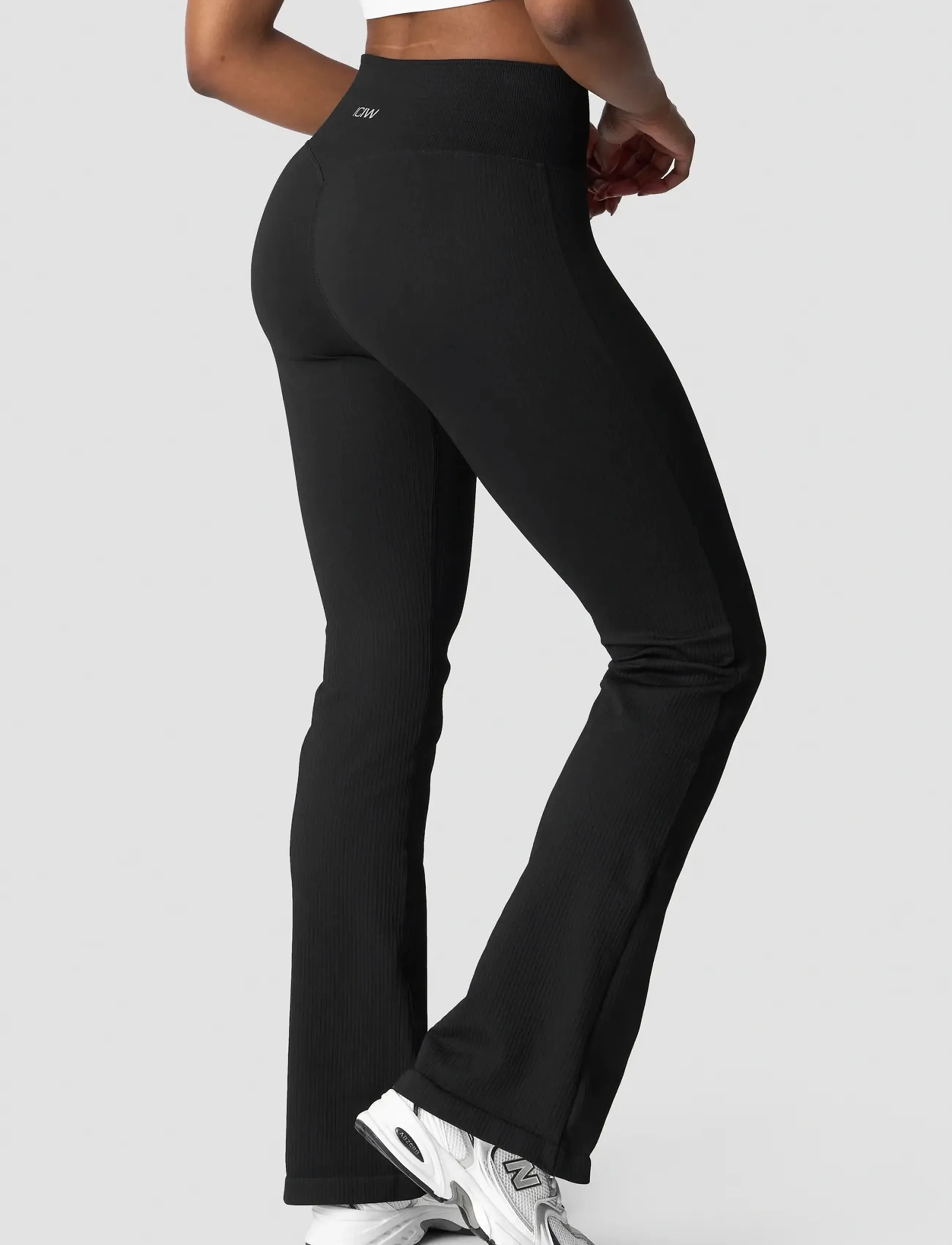 ICANIWILL - Ribbed Define Seamless Flared Tights - fuld længde - black - 4