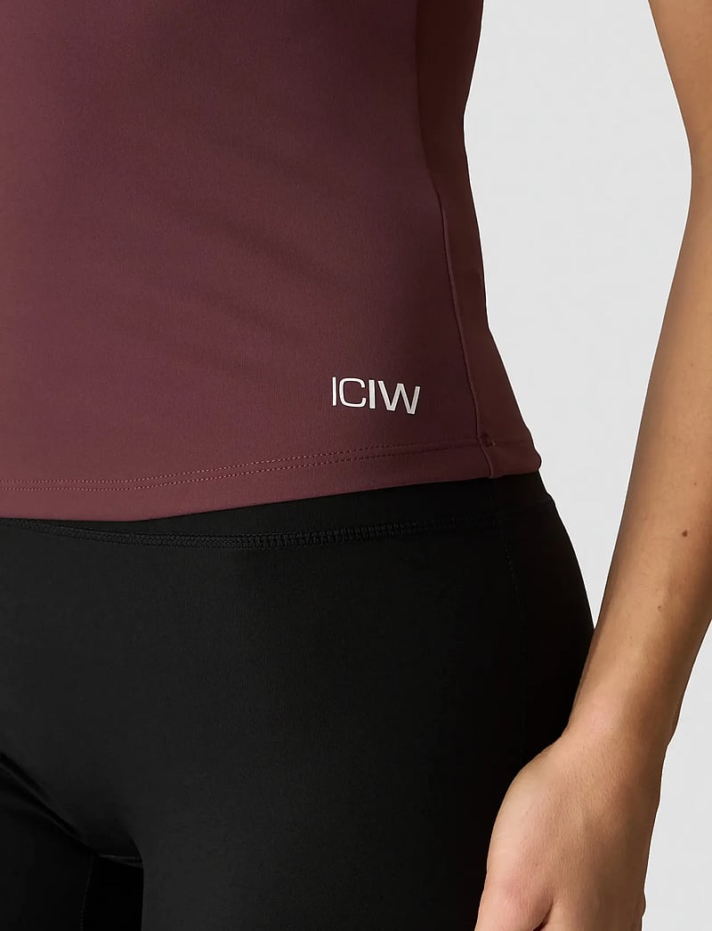 ICANIWILL - Nimble Strappy Tank Top W - linnen - dull berry red - 4