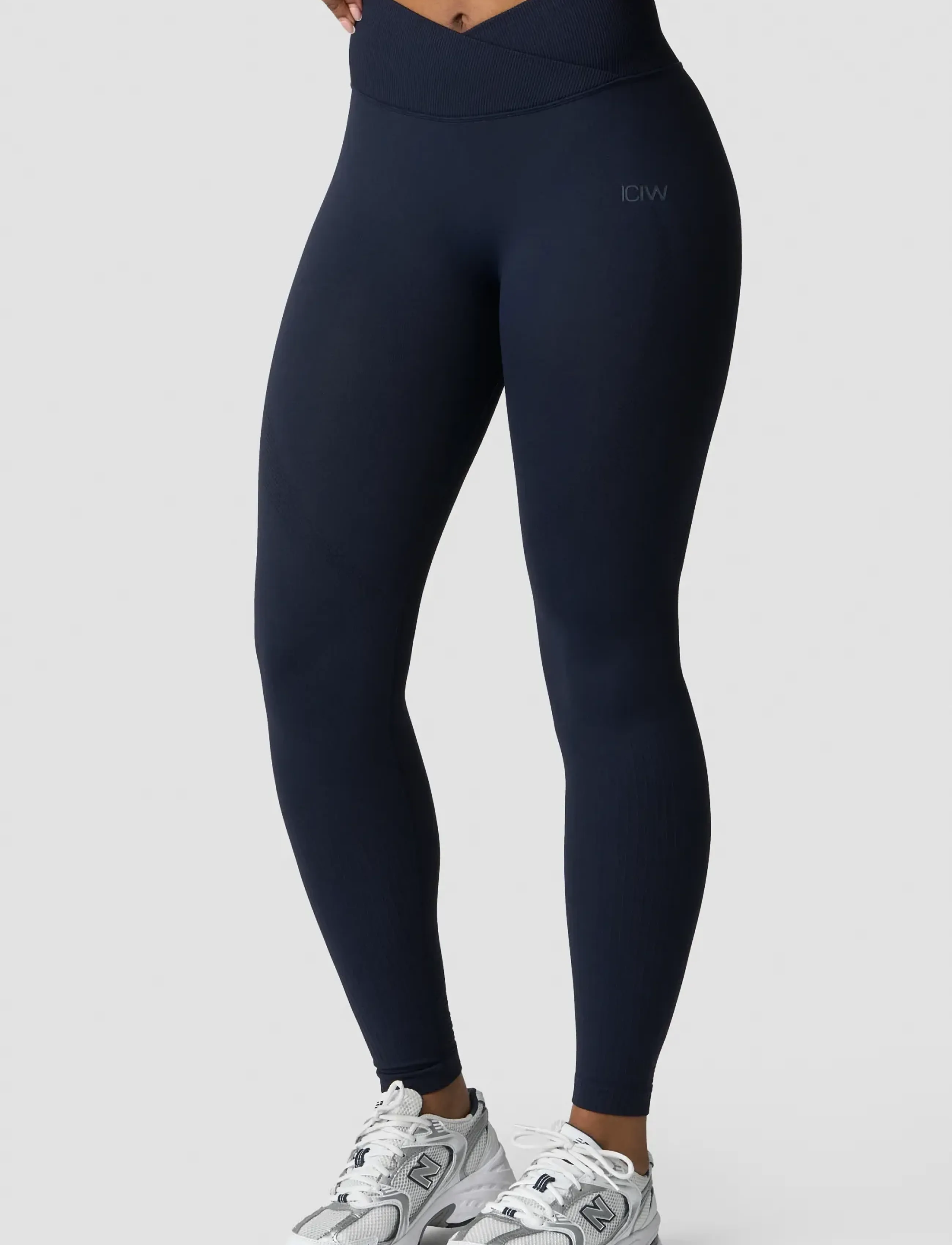 ICANIWILL - Ignite Seamless V-waist Tights W - seamless tights - navy - 3