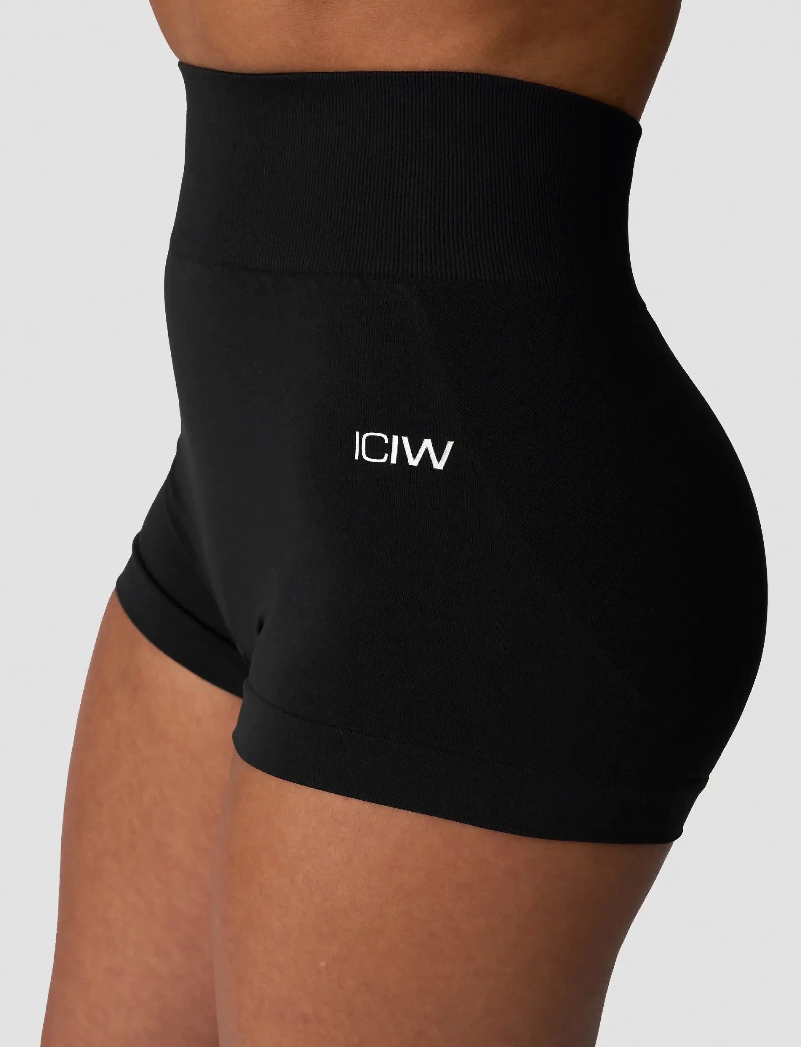 ICANIWILL - Smooth Seamless Shorts W - 1/2 længde - black - 4
