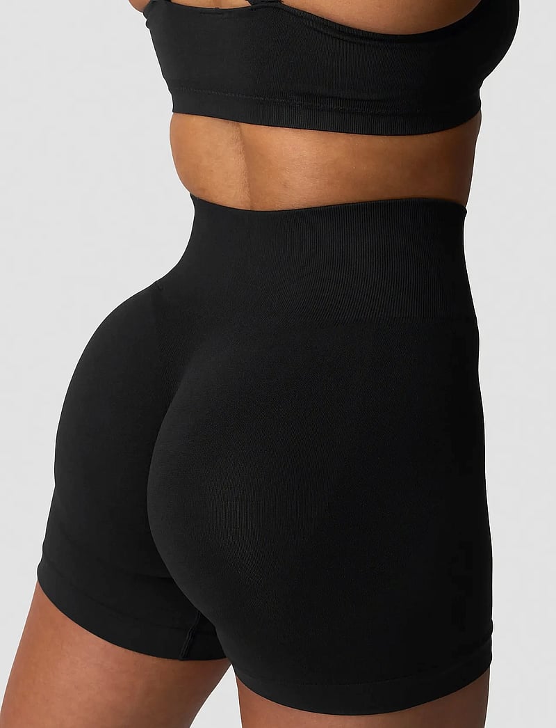 ICANIWILL - Smooth Seamless Midi Shorts W - rattapüksid - black - 4