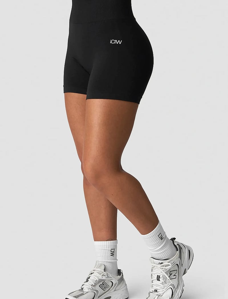 ICANIWILL - Smooth Seamless Midi Shorts W - rattapüksid - black - 5