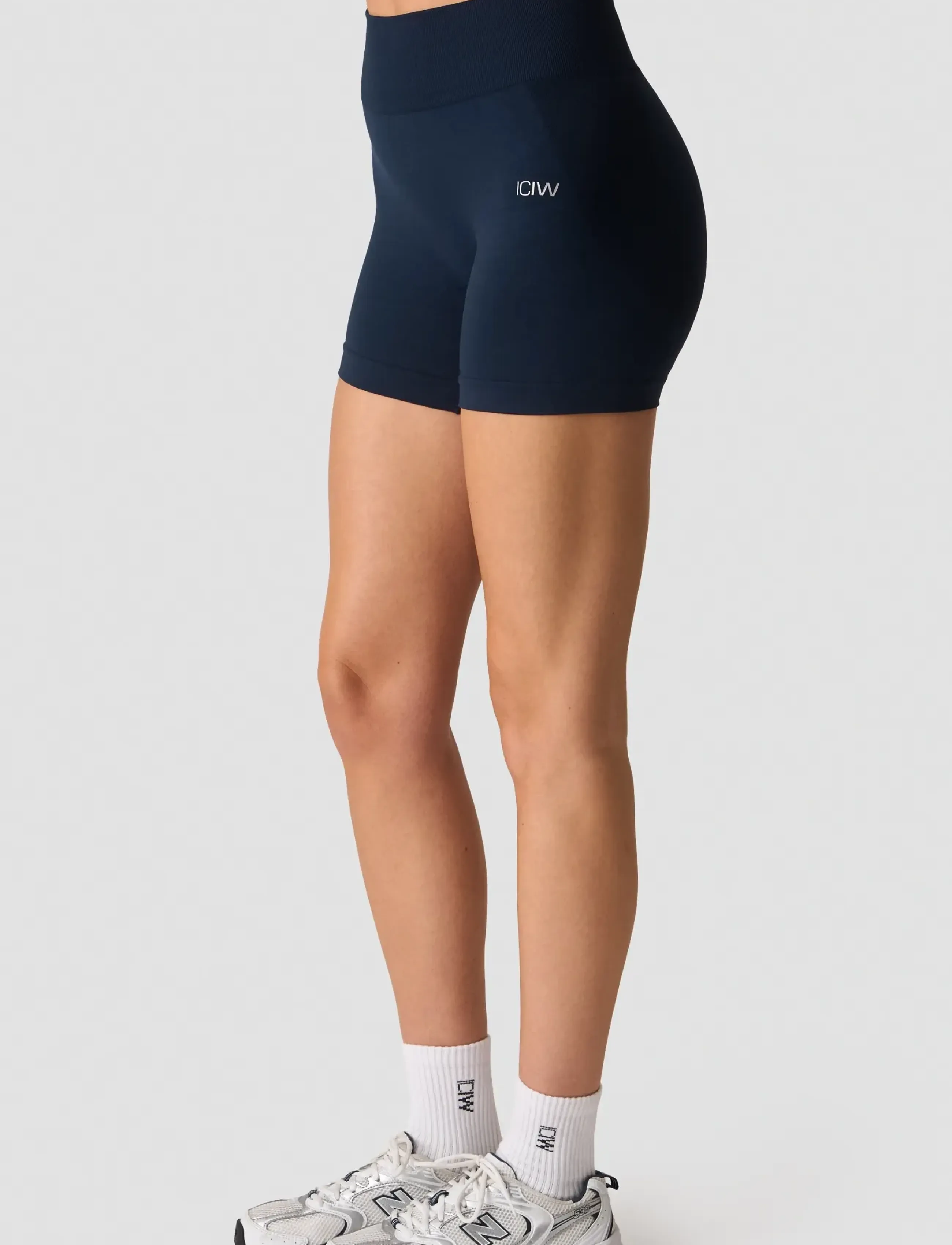 ICANIWILL - Smooth Seamless Midi Shorts W - shorts - midnight blue - 3