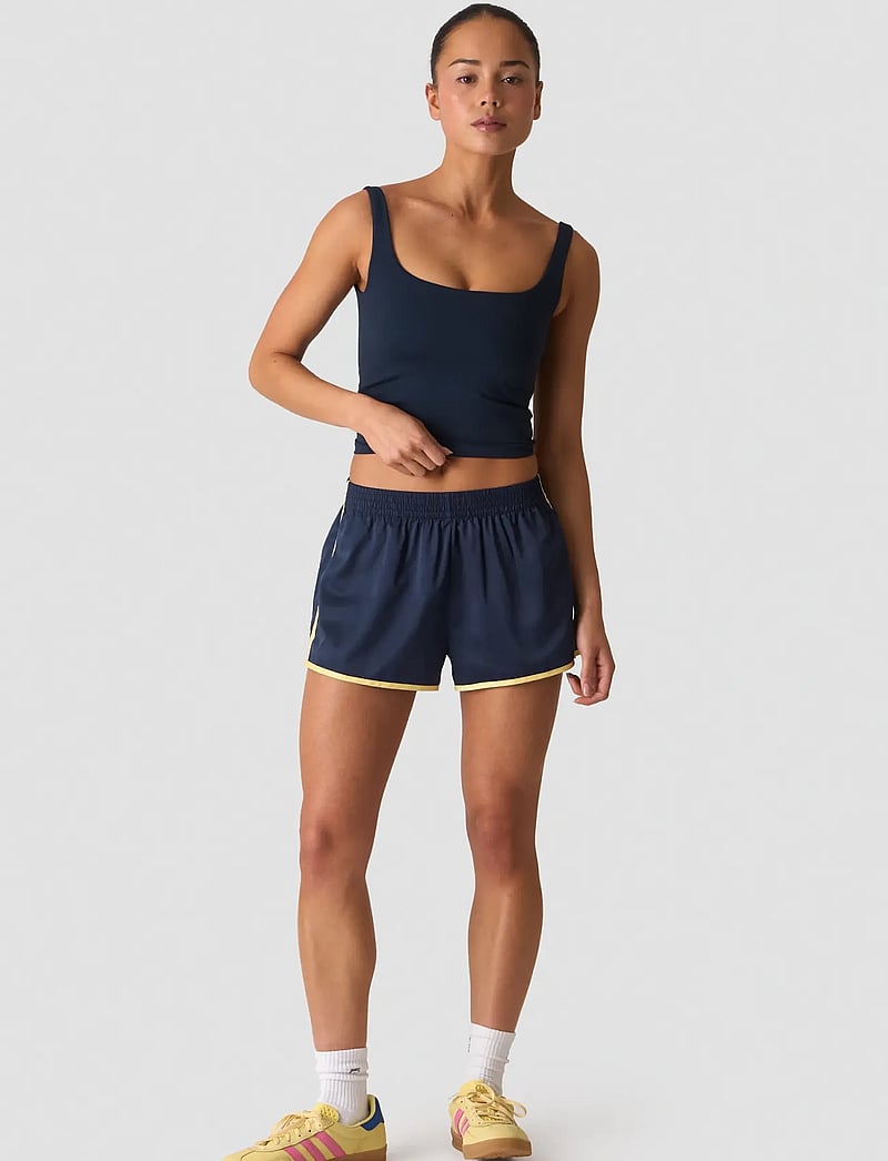 ICANIWILL - Smooth Seamless 2-in-1 Tank - tanktops - midnight blue - 4
