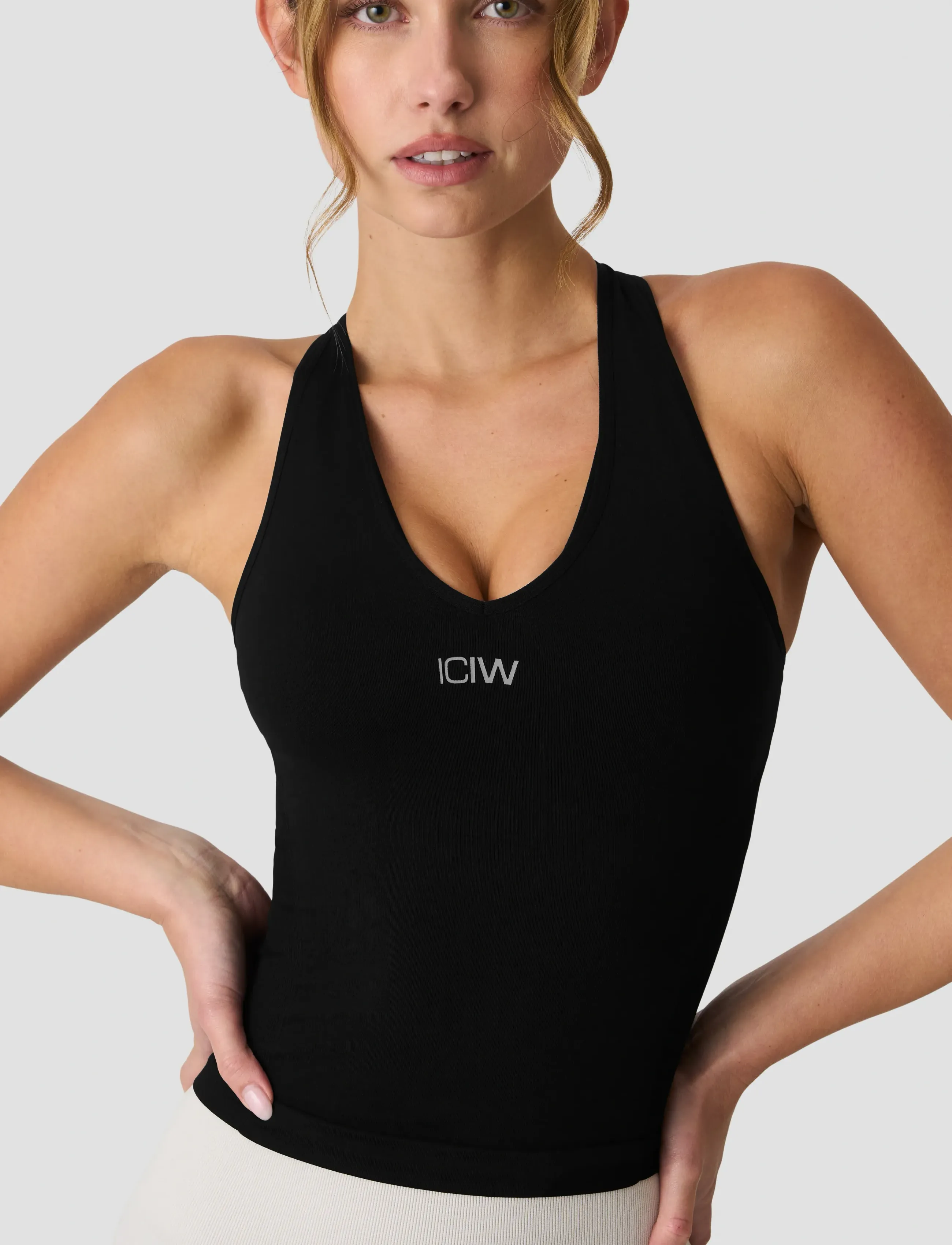 ICANIWILL - Sculpt Seamless V-neck Tank W - tanktops - black - 4