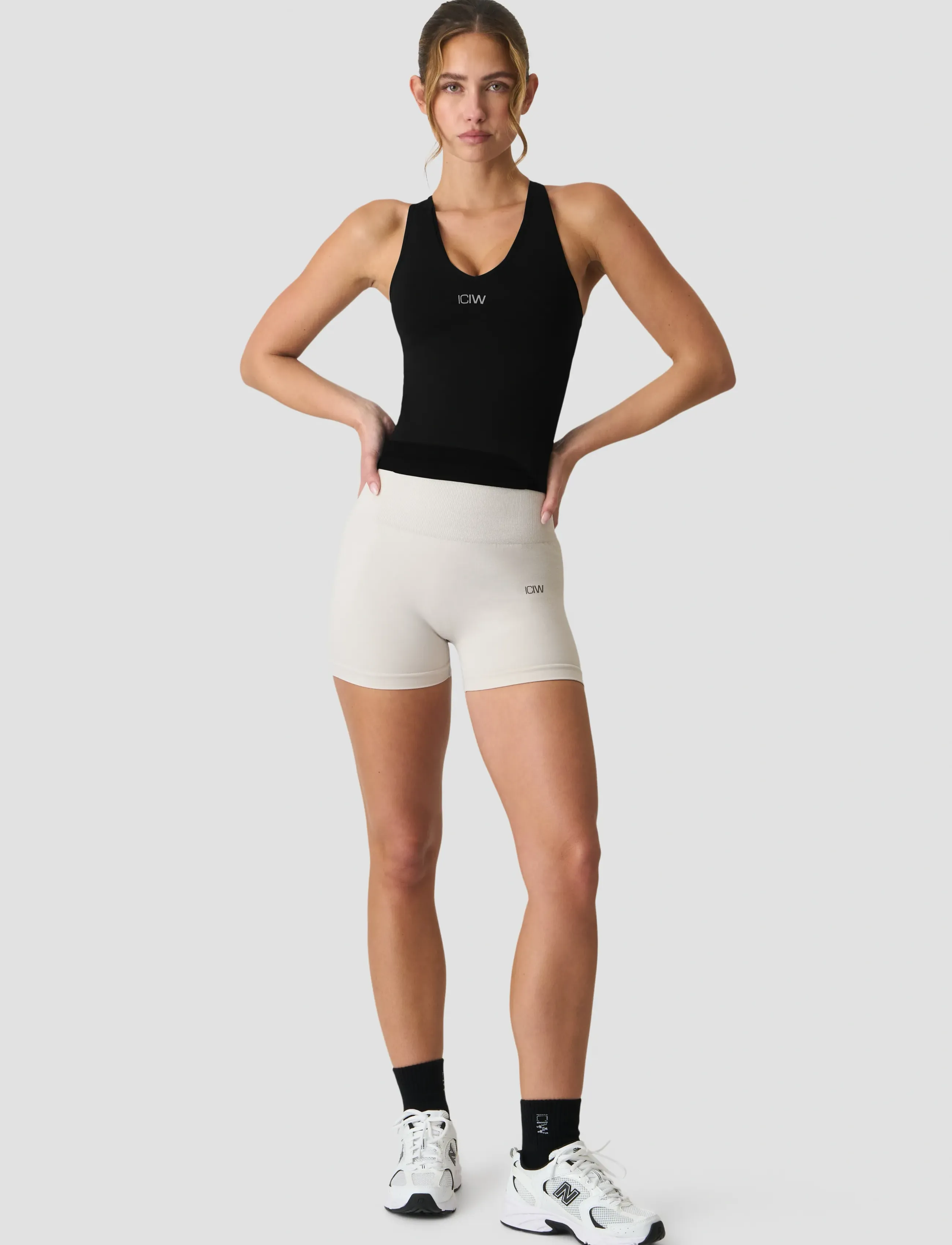 ICANIWILL - Sculpt Seamless V-neck Tank W - tanktops - black - 5