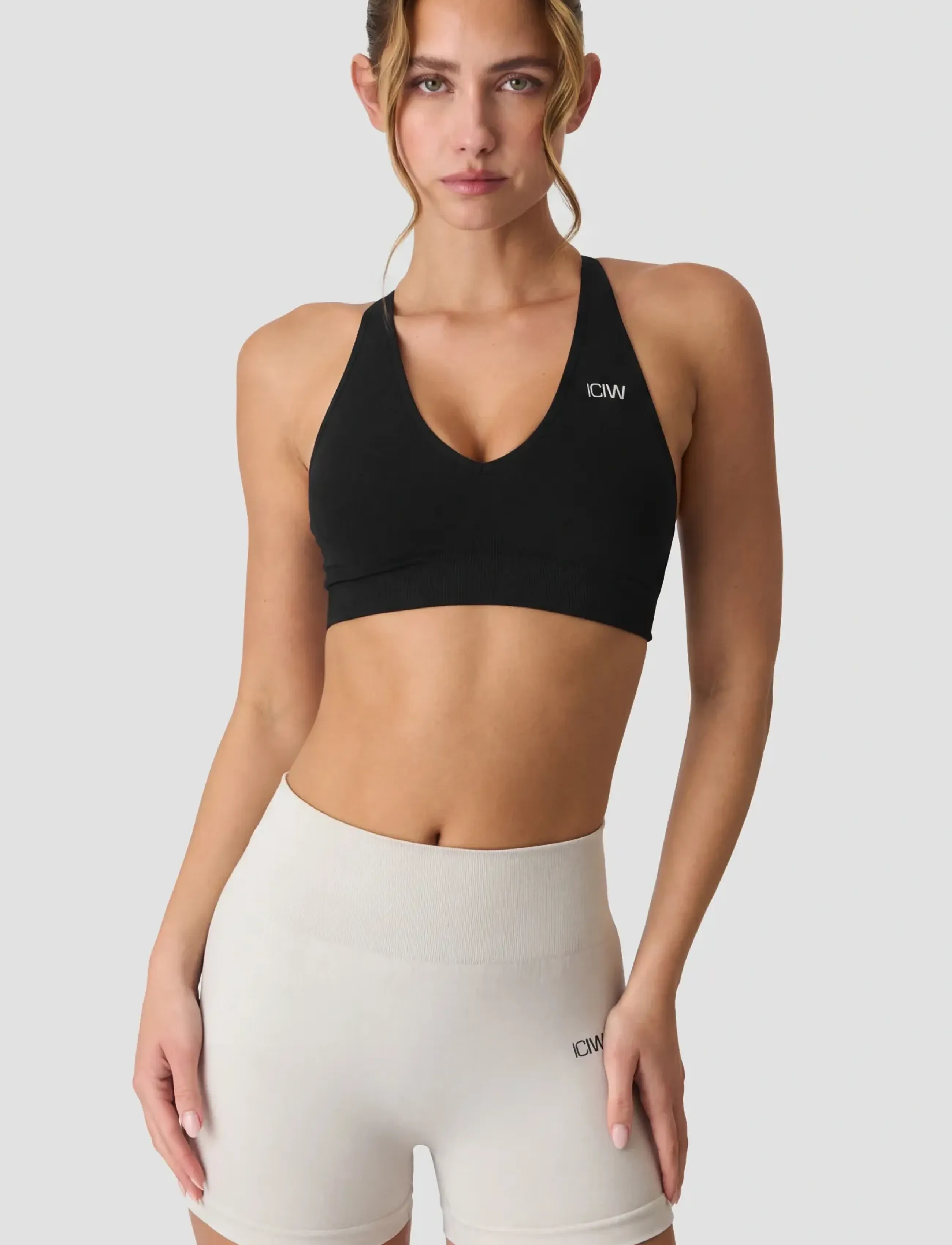 ICANIWILL - Sculpt Seamless V-neck Sports Bra - sports-bh'er - black - 4