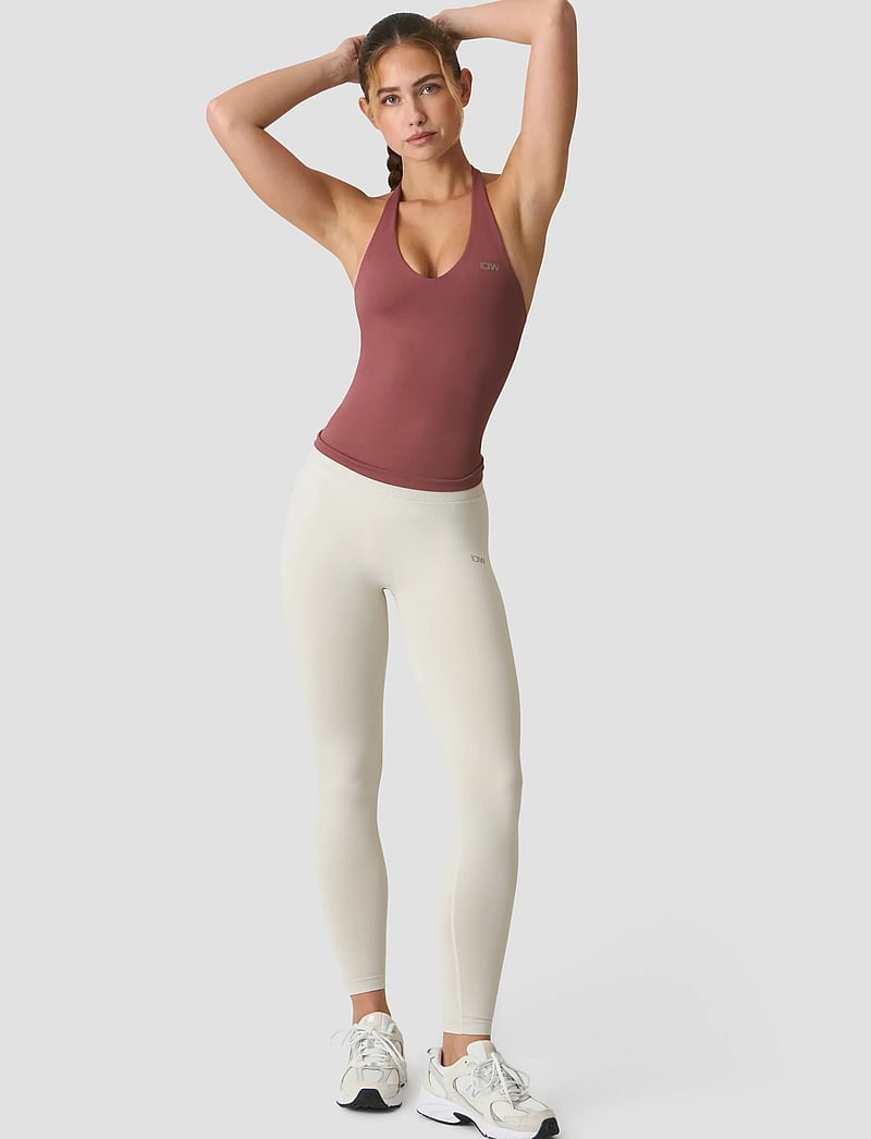 ICANIWILL - Define Seamless Halter Neck Tank W - toppe & t-shirts - calm red - 5