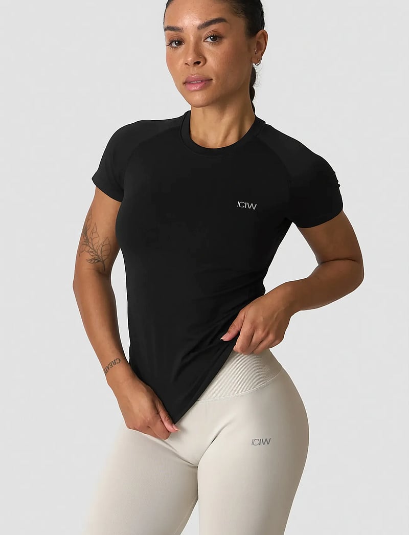 ICANIWILL - Define Seamless T-shirt W - t-shirts - black - 0