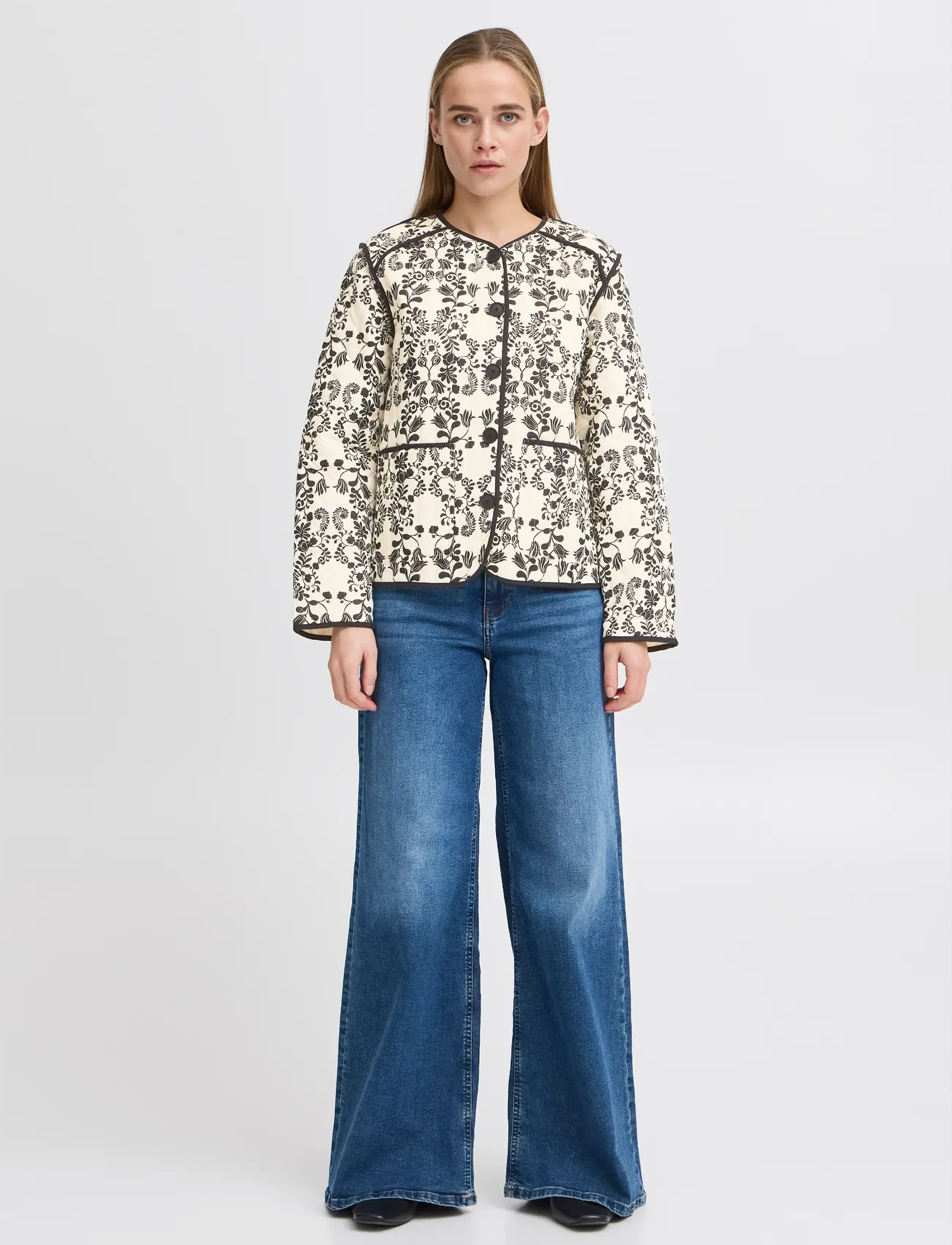 ICHI IHGIZARO JA - Kampaania - ALMOND MILK FLOWER AOP / black