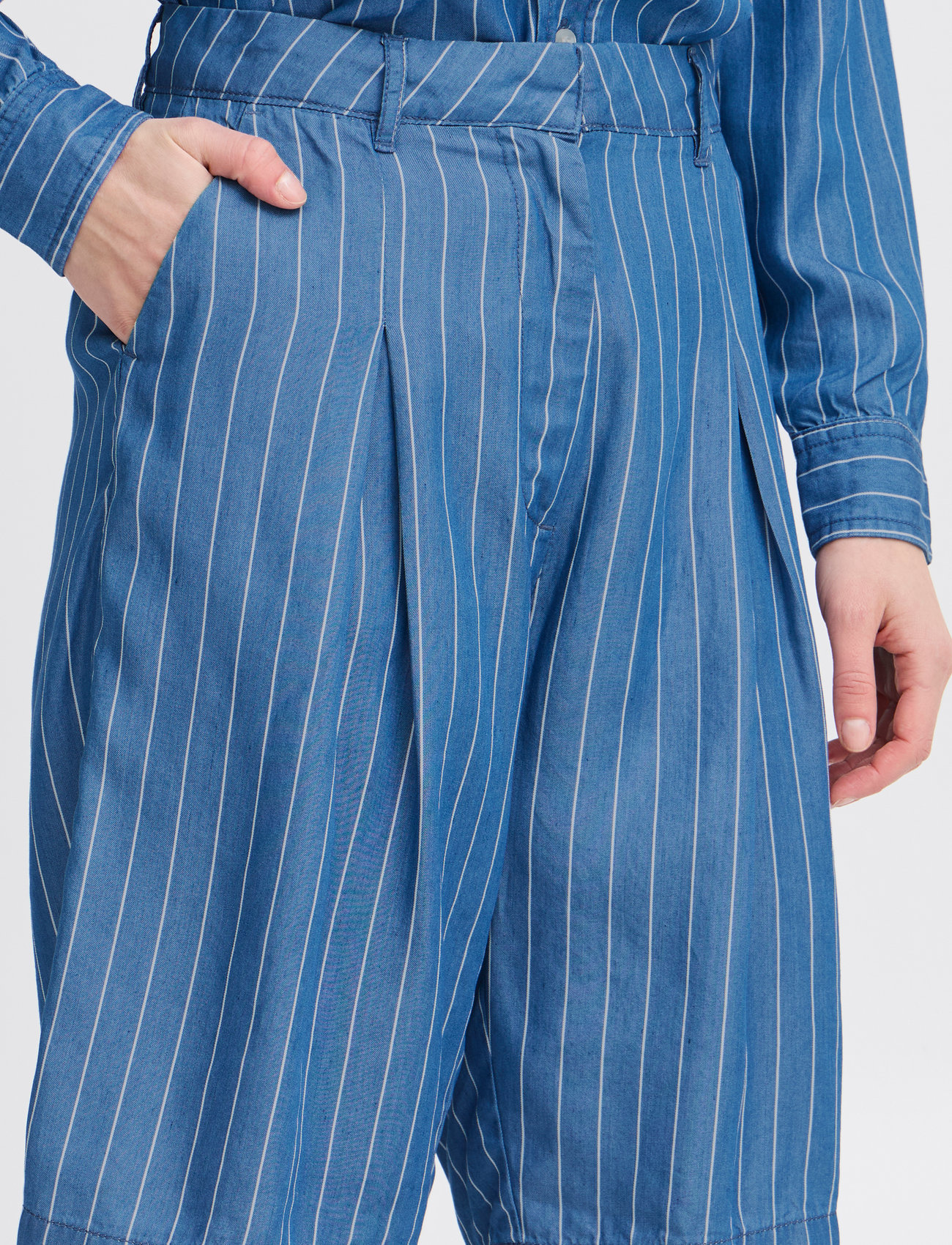 ICHI - IHBECCOS SHO - paper bag shorts - blue pinstripe - 5