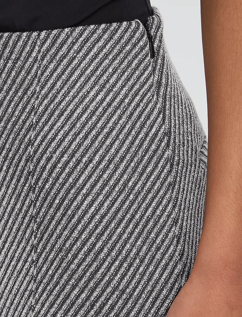 ICHI - IHKATE TWILLISH WIDE PA - laia säärega püksid - black/white graphic stripe - 5