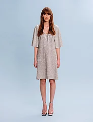 Ida Sjöstedt - 279 BEANIE DRESS - feestelijke kleding voor outlet-prijzen - mushroom silver - 2