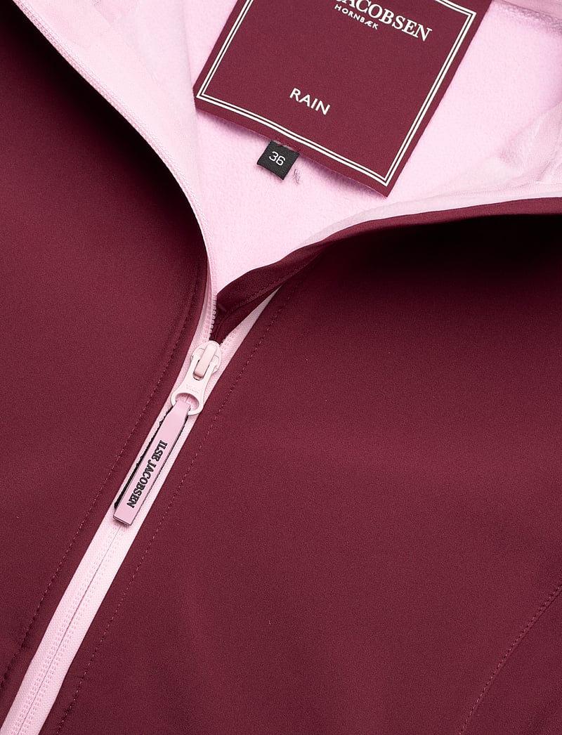 Ilse Jacobsen - DAYBREAK02 - sügisjakid - maroon banner - 2