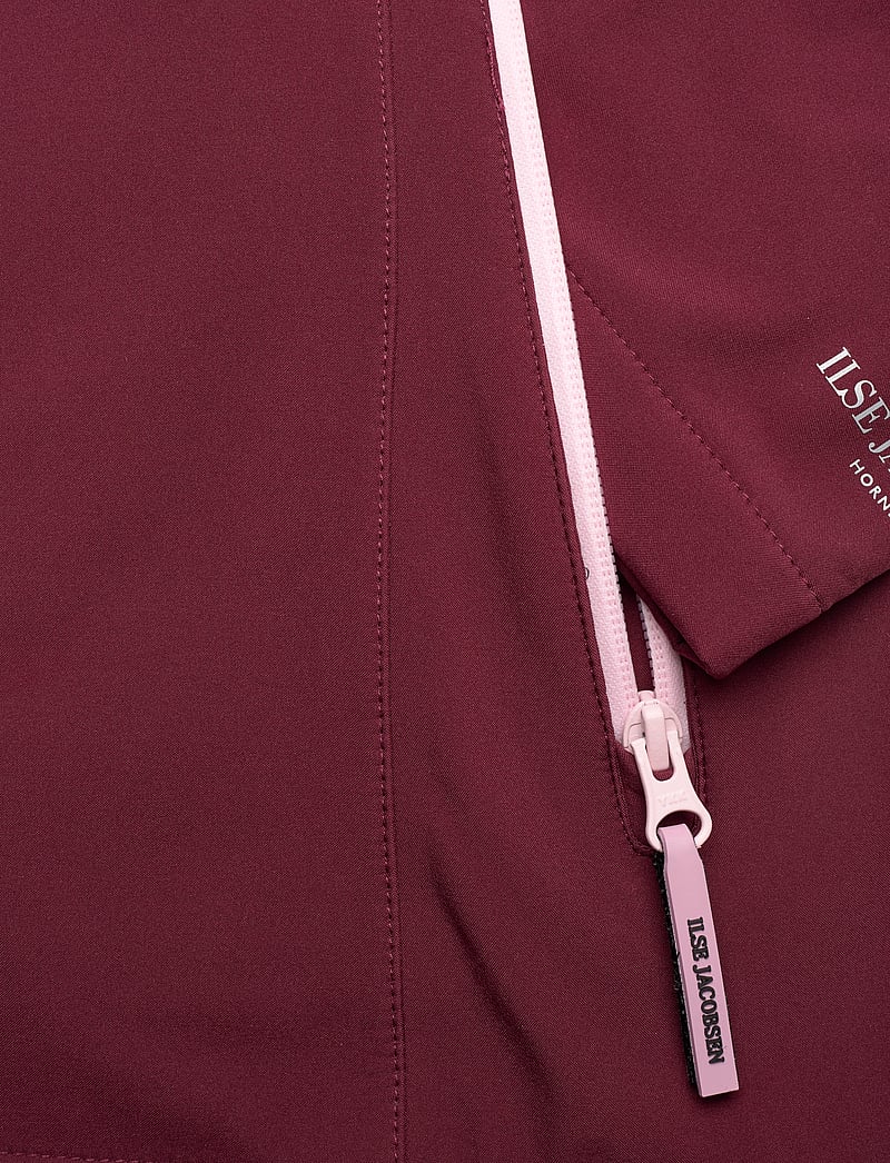 Ilse Jacobsen - DAYBREAK02 - sügisjakid - maroon banner - 3