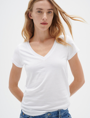 InWear - Rena V Tshirt KNTG - t-shirts & tops - pure white - 2