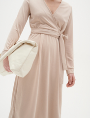 InWear - AlanoIW Dress - kleitas ar pārlikumu - sandstone - 2