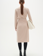 InWear - AlanoIW Dress - kleitas ar pārlikumu - sandstone - 3