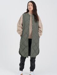 InWear - OnumaIW Waistcoat - puffer vests - beetle green - 4