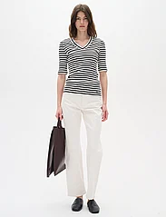 InWear - DagnaIW Striped V T-Shirt - t-shirts - black / whisper white - 3