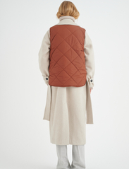 InWear - JasmineIW Waistcoat - quilted vests - cherry mahogany - 4