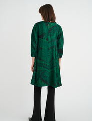 InWear - KantaIW Dress - midiklänningar - green peacock feathers - 4