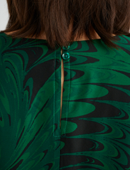 InWear - KantaIW Dress - midiklänningar - green peacock feathers - 5