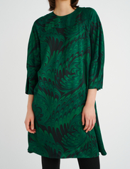 InWear - KantaIW Dress - midikjoler - green peacock feathers - 6