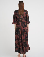 InWear - RidaIW Yen Dress - midikjoler - coffee brown structure wall - 4