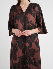 InWear - RidaIW Yen Dress - midikjoler - coffee brown structure wall - 6