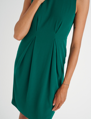 InWear - WinIW Dress - festtøj til outletpriser - warm green - 5