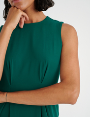 InWear - WinIW Dress - festtøj til outletpriser - warm green - 6